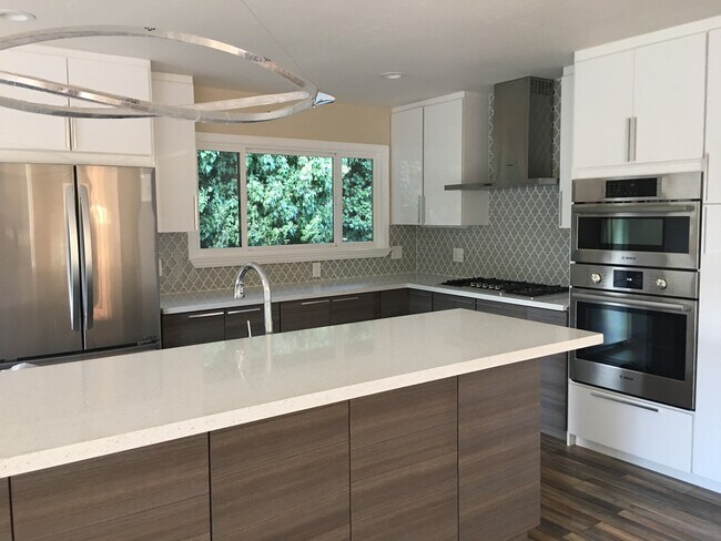 Building Photo - 1011 Big Bend Dr