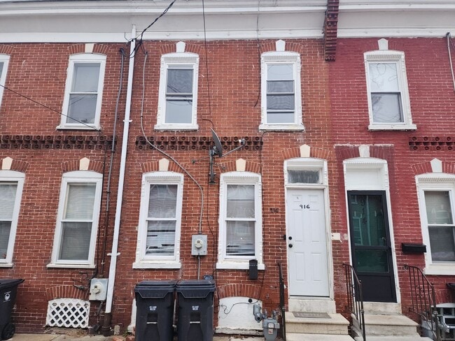 Building Photo - 916 N Pine St