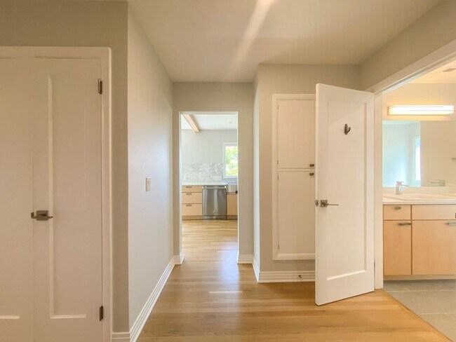 Building Photo - Stunning Mid-Century Home with Spectacular Southerly Views in Sought-After Terwilliger Heights!