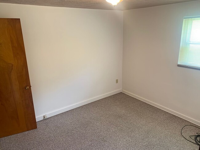 Building Photo - Spacious 2-bedroom 1-bath Townhome, Christ...