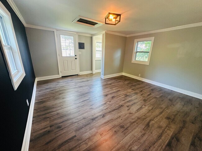 Building Photo - Urban setting w/ incredible fenced in back yard. 3 bed/2bath + detached office building