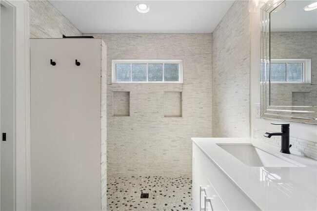 Building Photo - 2512 Brookwood Dr NE