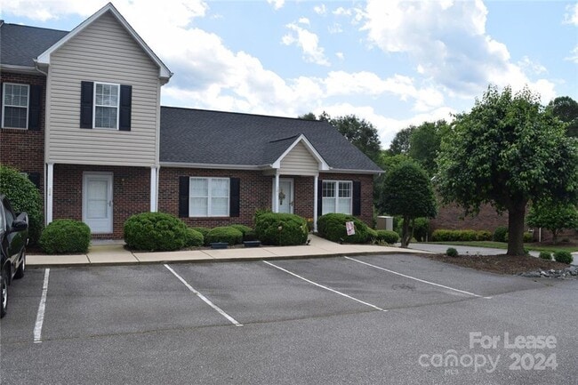 Building Photo - Fully furnished 2 bedroom, 1.5 bath townho...