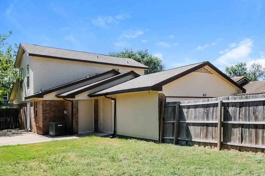 Building Photo - 1115 Hemlock Ct