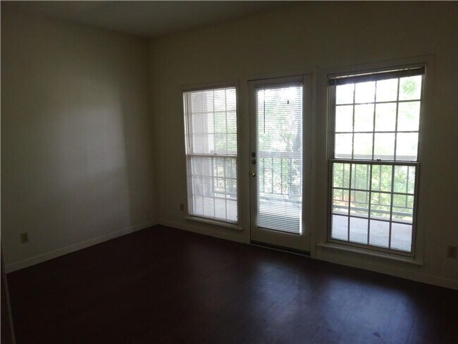 Building Photo - Close to Campus Great Room-Mate Layout