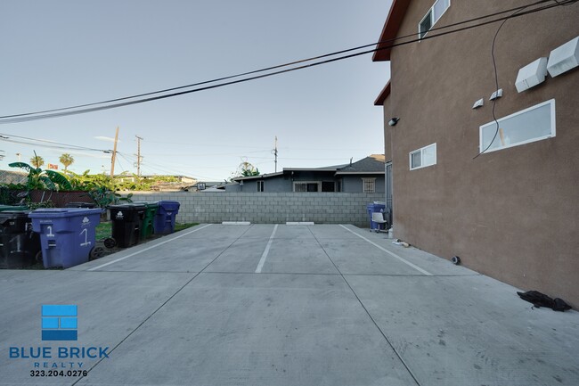 Building Photo - 1719 W 35th Pl