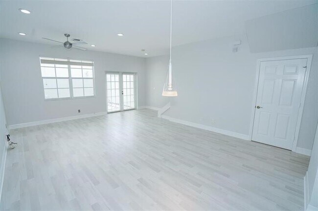 Building Photo - 981 NW 18th Ave