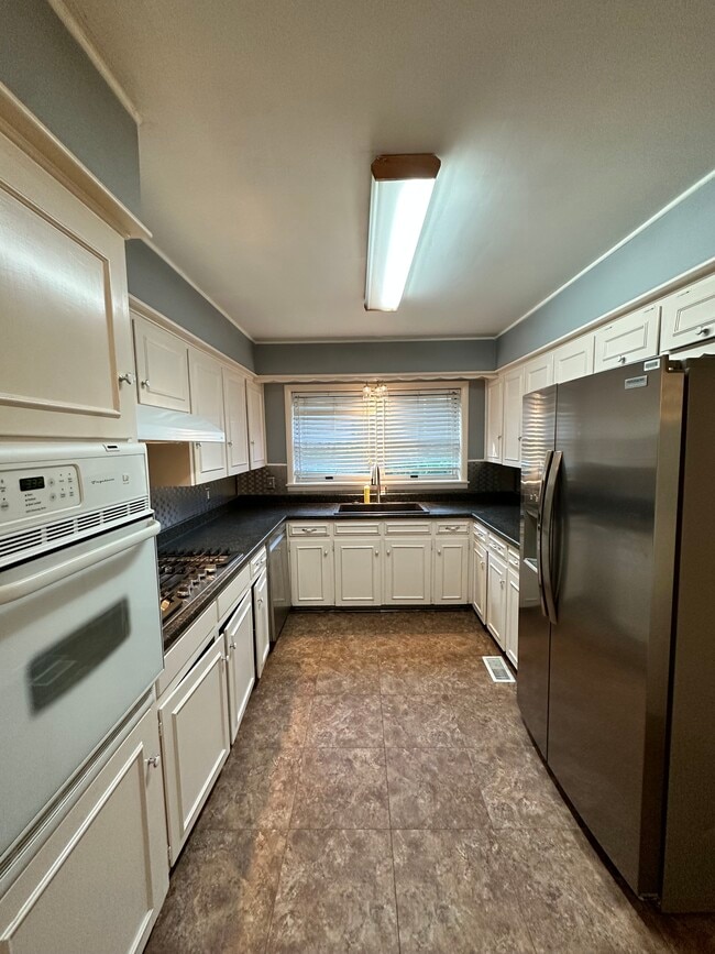 Building Photo - 2002 S 74th East Ave