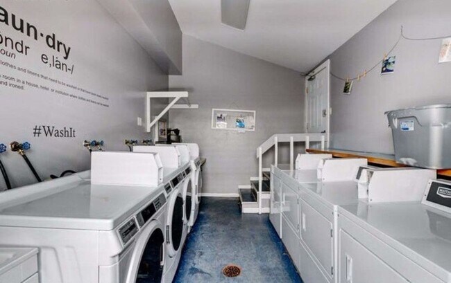 Building Photo - Two Story 2 Bed 1 Bath Condo in Central Bo...
