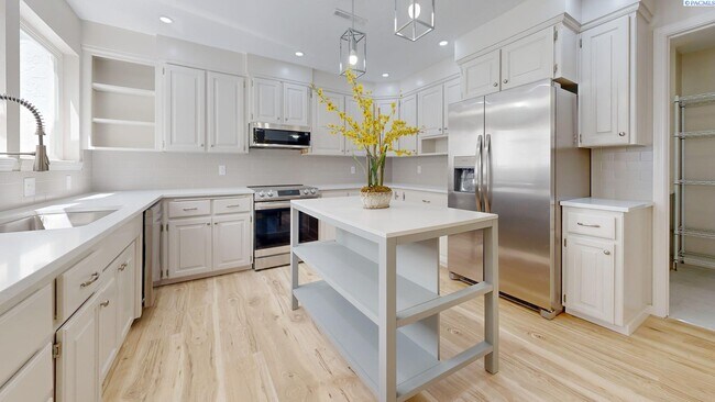 Building Photo - 2 bed, 2 bath townhome in Meadow Springs