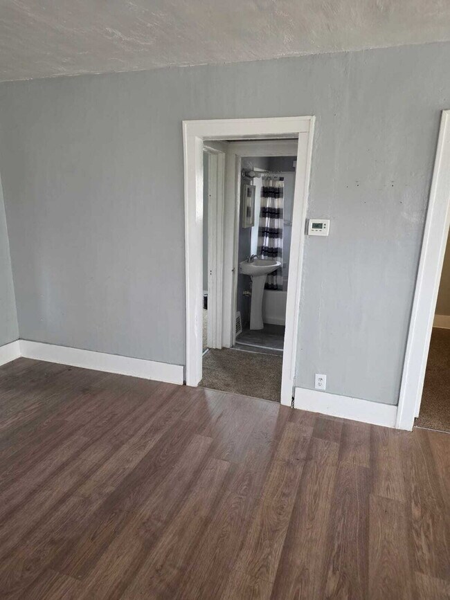 Building Photo - 2-Bedroom Gem on Barrie Avenue – Perfectly Quaint Living in Flint!