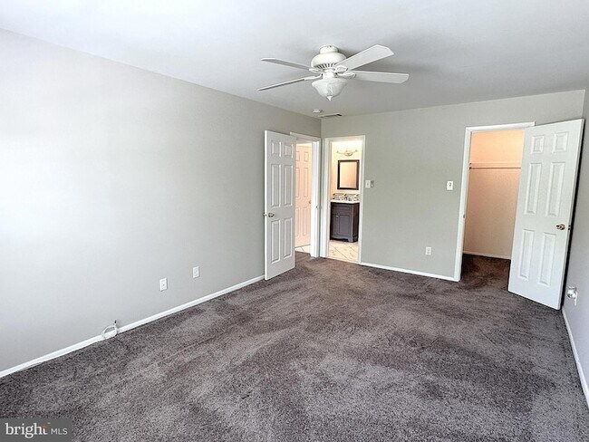 Building Photo - 560 Shetland Ct