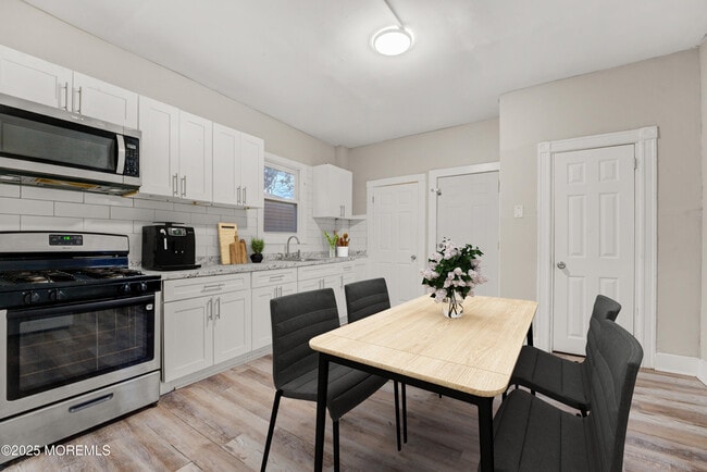 Building Photo - 81 Holmes St