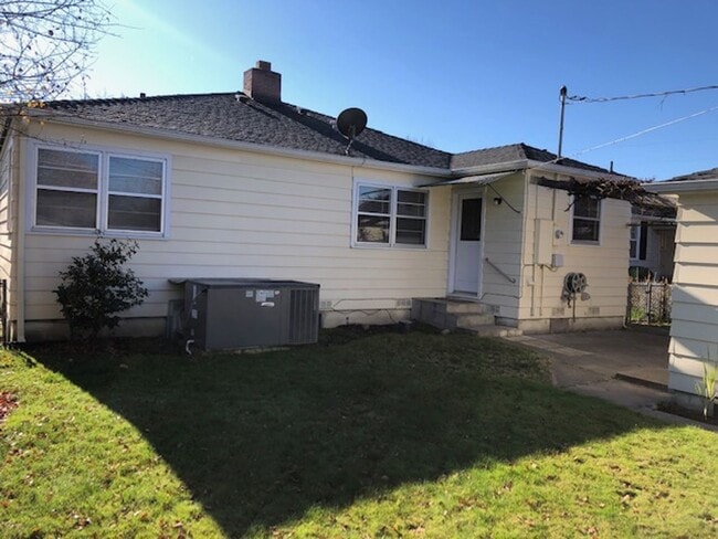 Building Photo - SINGLE LEVEL, 3 BEDROOM HOME WITH DETACHED...