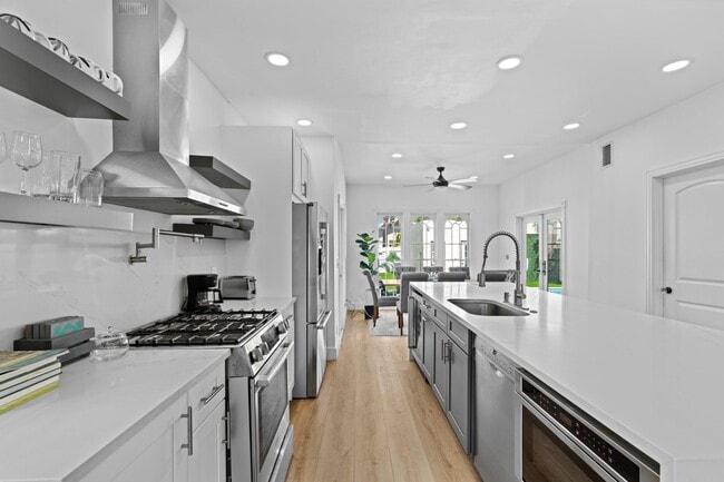 Building Photo - 419 30th St