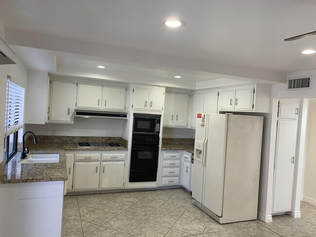 Building Photo - 9802 Mammoth Dr