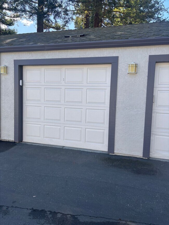 Building Photo - Walnut Creek 2 bed 2 bath gorgeous end unit on the first floor with garage!