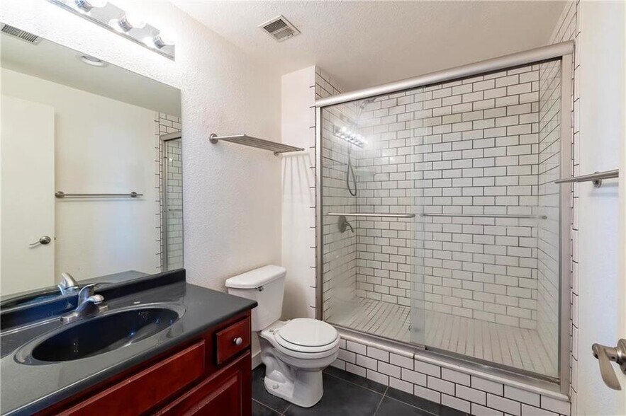 Walk-in Shower - 1535 Walnut St Unit 701