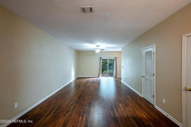 Building Photo - 807 Scrub Jay Dr