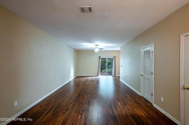 Building Photo - 807 Scrub Jay Dr