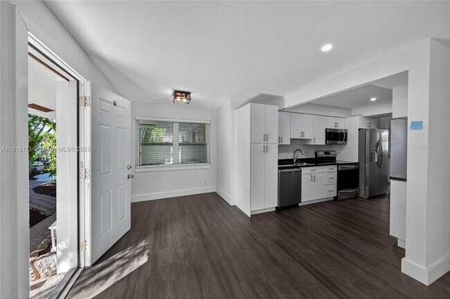 Building Photo - 924 NE 17th Terrace