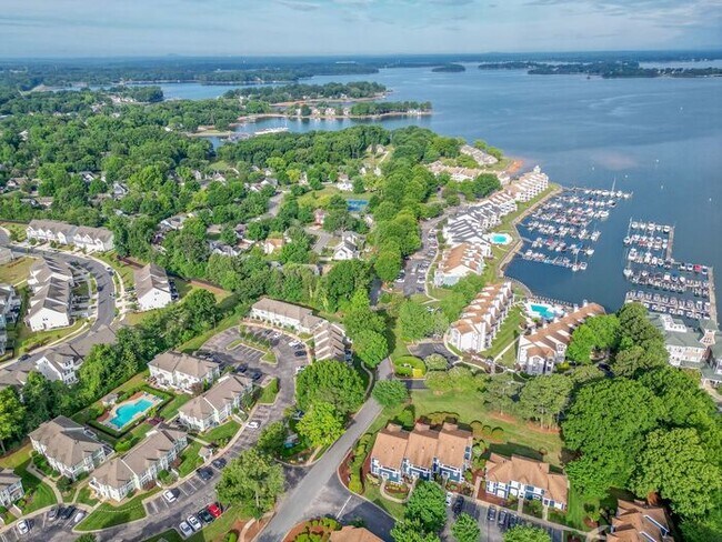 Building Photo - 3BR Townhome - Lake Living in Vineyard Point with Boat Slip Access Near Lake Norman