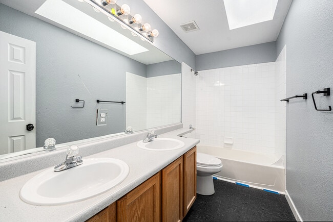 Building Photo - 608 Bentley Pl