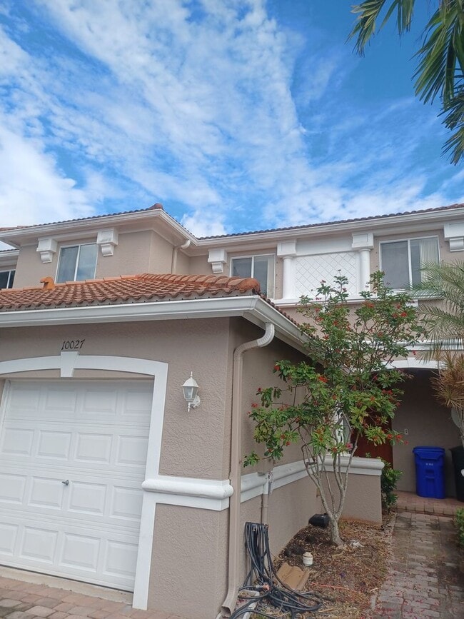 Building Photo - 3/2.5 Townhouse in a Family Friendly Community with Amenities Galore TENANT OCCUPIED UNTIL 4/30