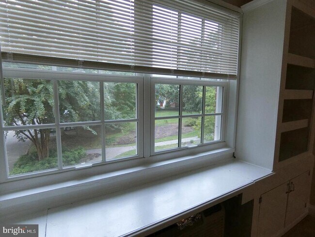 Building Photo - 1734 W Abingdon Dr