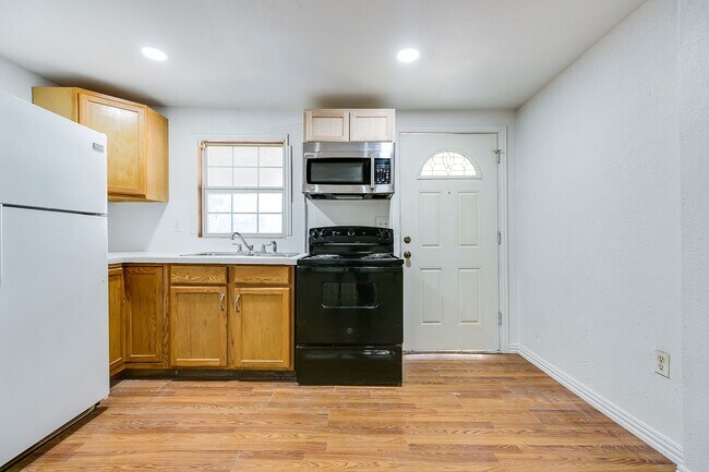 Building Photo - 2-Bedroom Home Ideal For Roommates!!