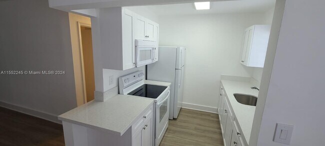 Building Photo - 3856 S Circle Dr
