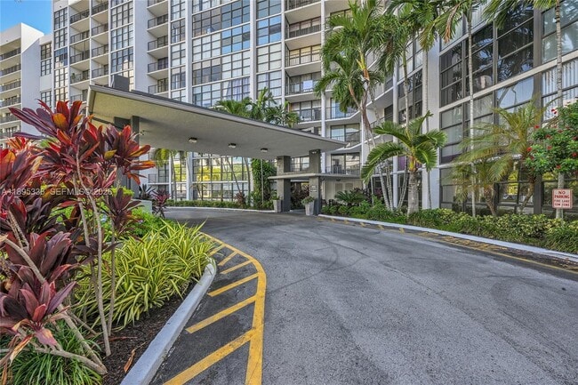 Building Photo - 800 Parkview Dr
