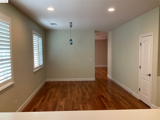 Building Photo - 5249 Sungrove Way