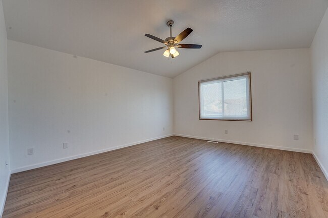 Building Photo - Beautiful 4 bed, 3.5 bath Home in Fort Collins Dakota Ridge Neighborhood