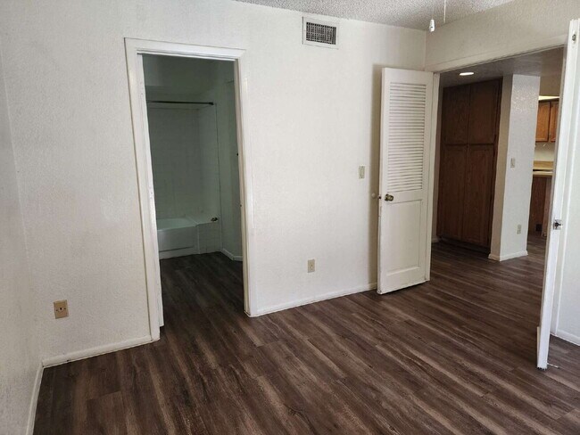 Building Photo - 3 Bedroom 2 Bathroom! $1,895