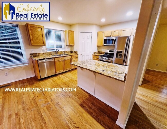 Building Photo - Beautiful, Pet Friendly Light-Filled Rambl...