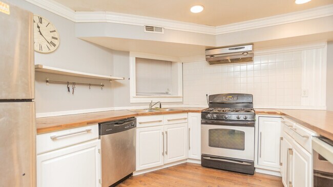 Building Photo - 5006 N Wolcott Ave