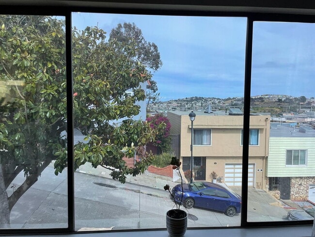 Building Photo - "Charming 4-Bedroom Home with 2 Baths in the Heart of San Francisco!"