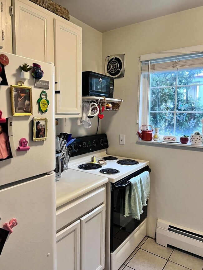 Building Photo - 2 BR IN HYDE PARK WITH OFF STREET PARKING