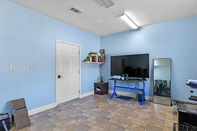 Building Photo - Stallion Springs Home!