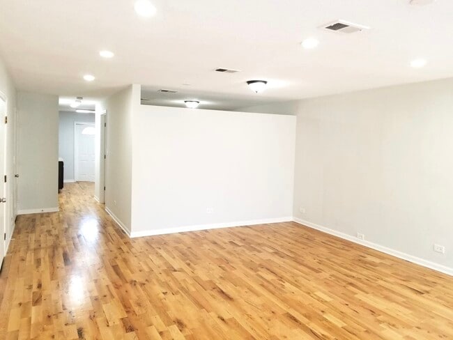 Building Photo - 4642 N Francisco Ave