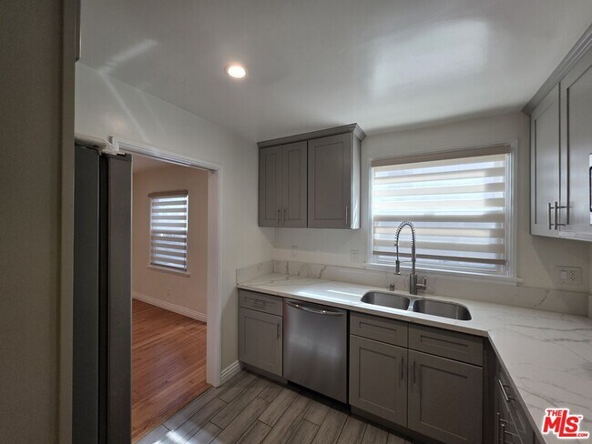 Building Photo - 102 Gaviota Ave
