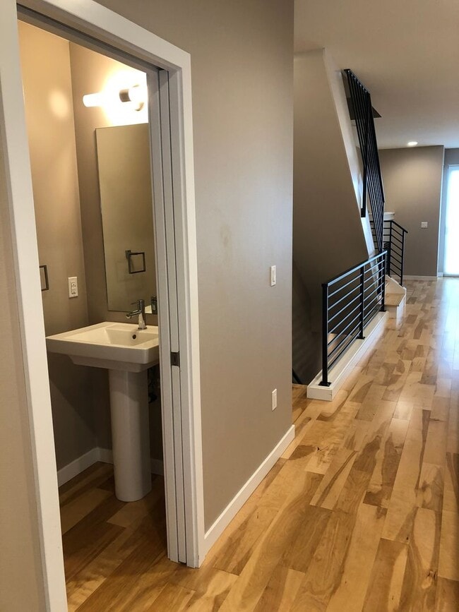 Building Photo - 3bd/2.25ba Issaquah Townhome