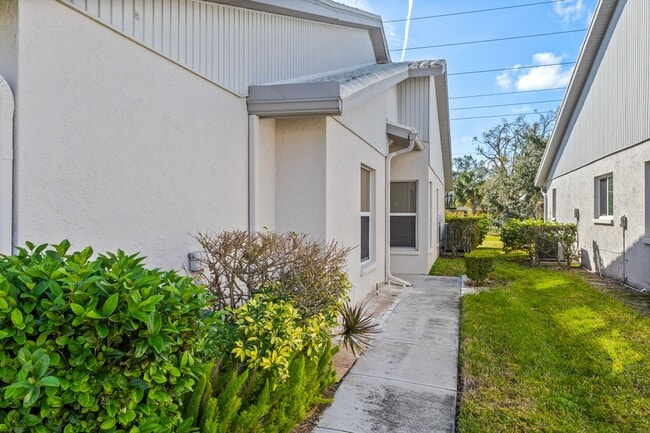 Building Photo - beautiful Sarasota 3 bedroom 2 bathroom ho...