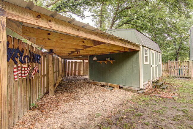 Building Photo - 2315 Treetop Ln
