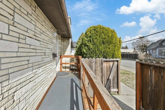 Building Photo - 5125 N Lidgerwood St
