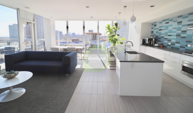 Building Photo - 816 W Sheridan Rd