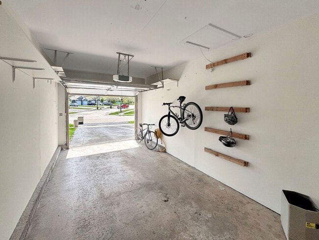 Building Photo - Updated 2-Bed, 2.5-Bath Townhome with Mode...