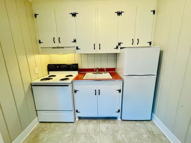 Building Photo - 1BR/1BA UNCG CAMPUS