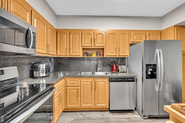 Building Photo - 3375 N Country Club Dr